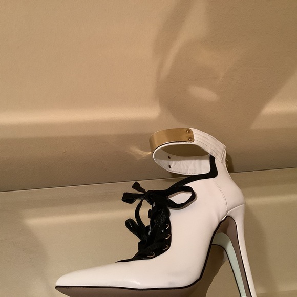 Shoe dazzle Yana black and white lace up shoe booties, size 7 - Picture 5 of 5